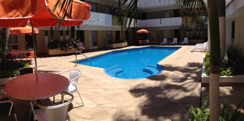 Imagen de la piscina del Hotel Azteca Inn. Foto 3