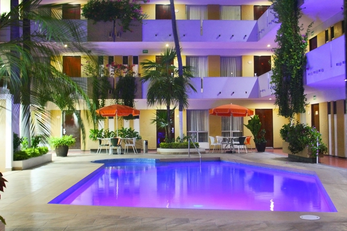Imagen de la piscina del Hotel Azteca Inn, MAZATLAN. Foto 4