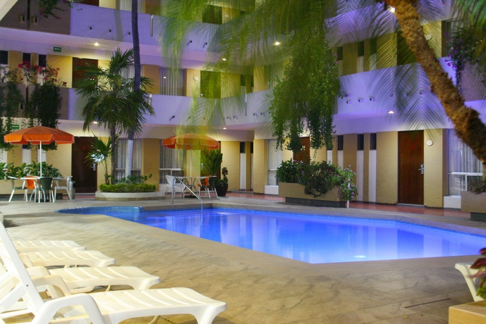 Imagen de la piscina del Hotel Azteca Inn, MAZATLAN. Foto 9