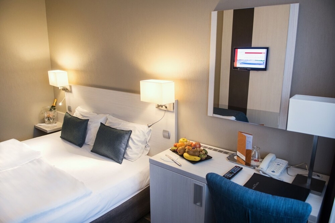 Imagen de la habitación del Hotel Az&uacute;r, Siofok. Foto 13