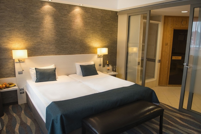 Imagen de la habitación del Hotel Az&uacute;r, Siofok. Foto 15