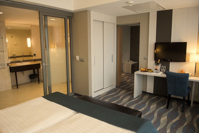 Imagen de la habitación del Hotel Az&uacute;r, Siofok. Foto 16