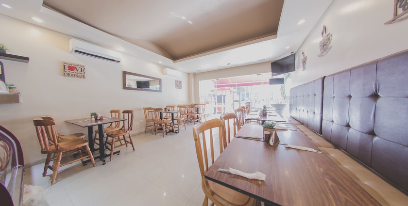 Imagen del bar/restaurante del Hotel Azuan Suites By Geh Suites. Foto 4