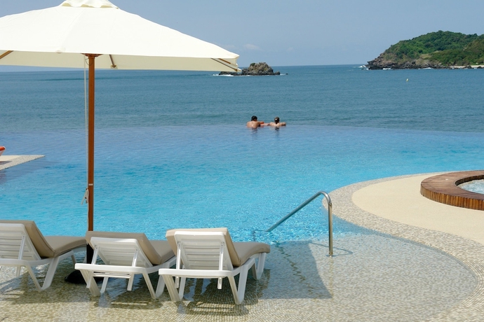 Imagen de la piscina del Hotel Azul Ixtapa Grand All Inclusive Suites and Spa. Foto 19
