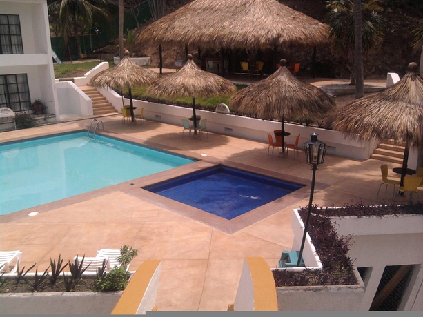 Imagen de la piscina del Hotel Azul Sirena. Foto 13