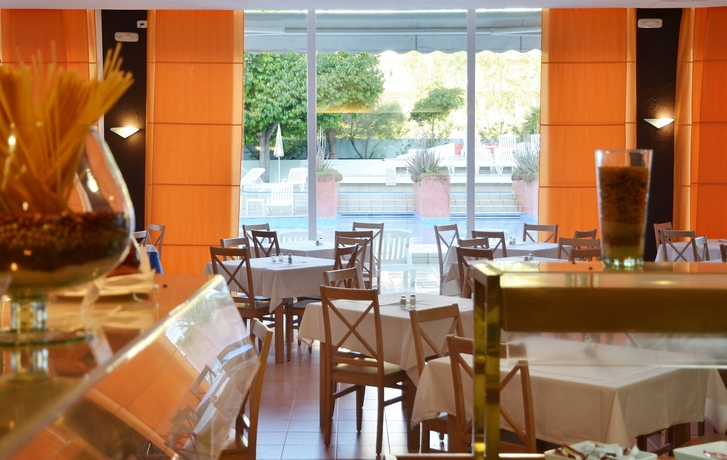 Imagen del bar/restaurante del Hotel Azuline Pacific. Foto 3