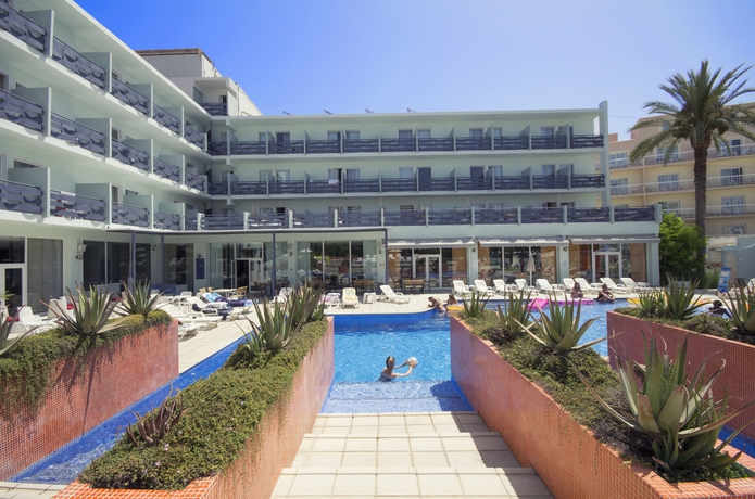 Imagen de la piscina del Hotel Azuline Pacific. Foto 14