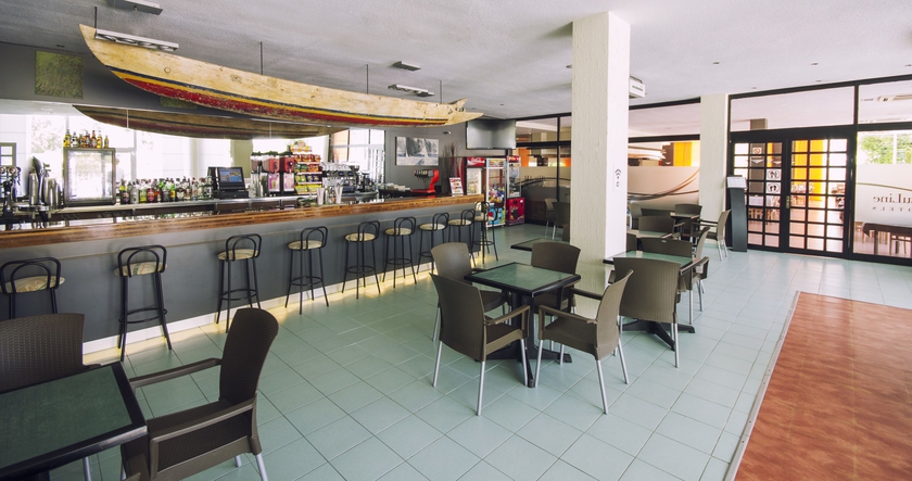 Imagen del bar/restaurante del Hotel Azuline Pacific. Foto 5