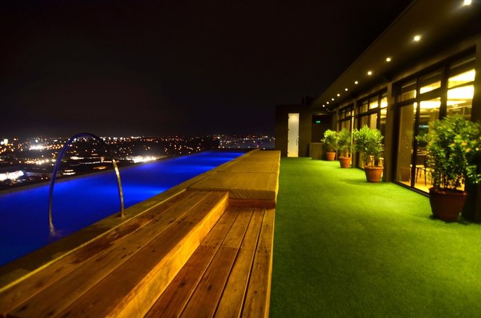 Imagen de la piscina del Hotel Azumi Boutique. Foto 16