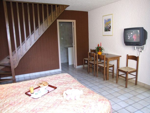 Imagen de la habitación del Hotel Azur, Les Écoles. Foto 3