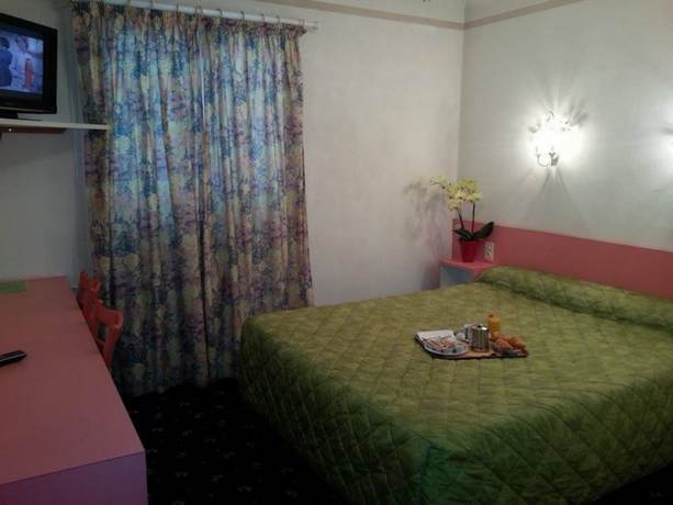 Imagen de la habitación del Hotel Azur, Les Écoles. Foto 18