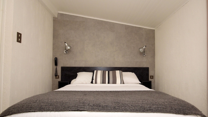 Imagen de la habitación del Hotel Azur, Marsella. Foto 5