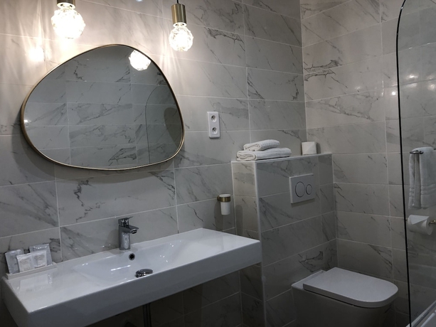 Imagen de la habitación del Hotel Azur, Marsella. Foto 6