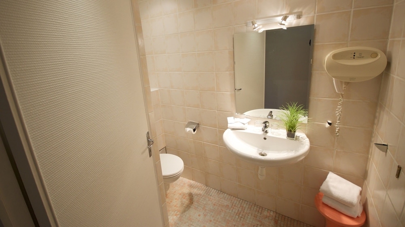 Imagen de la habitación del Hotel Azur, Marsella. Foto 8