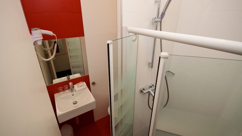 Imagen de la habitación del Hotel Azur, Marsella. Foto 9