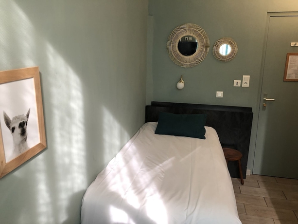 Imagen de la habitación del Hotel Azur, Marsella. Foto 10