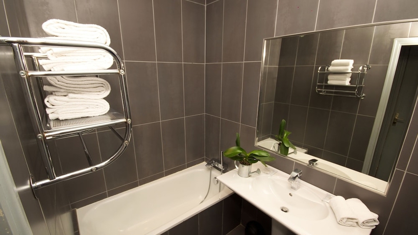 Imagen de la habitación del Hotel Azur, Marsella. Foto 12