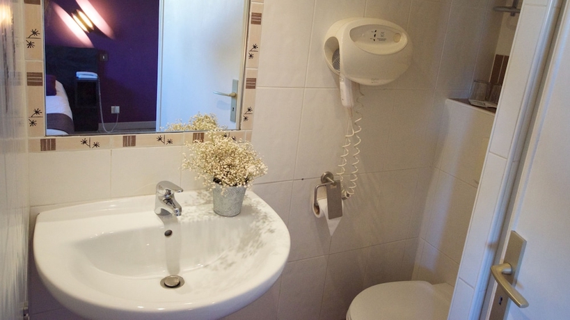 Imagen de la habitación del Hotel Azur, Marsella. Foto 13