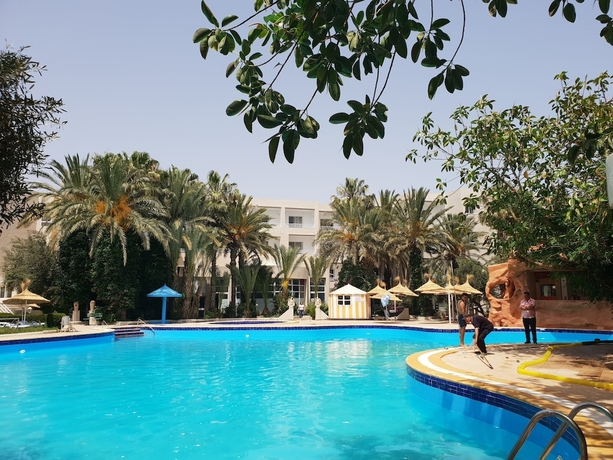 Imagen de la piscina del Hotel Azur Plaza. Foto 17