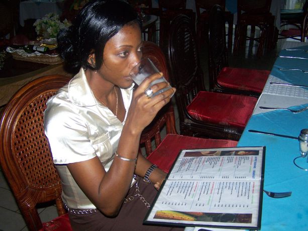 Imagen del bar/restaurante del Hotel Azur, Yaound&eacute;. Foto 3