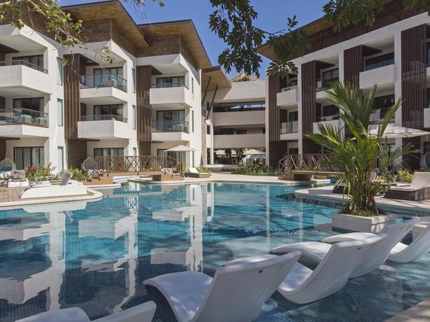 Imagen de la piscina del Hotel Azura Beach Resort - All Inclusive - Adults Only. Foto 15