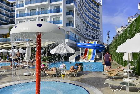 Imagen de la piscina del Hotel Azura Deluxe. Foto 8