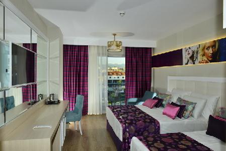 Imagen de la habitación del Hotel Azura Deluxe. Foto 4