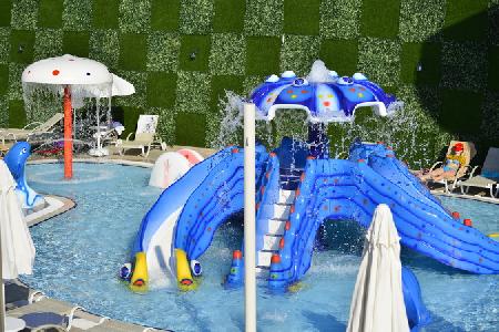 Imagen de los exteriores del Hotel Azura Deluxe. Foto 6