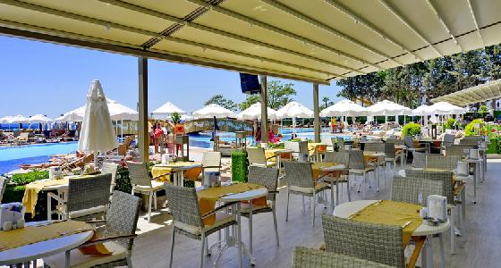 Imagen de los exteriores del Hotel Azura Deluxe. Foto 7