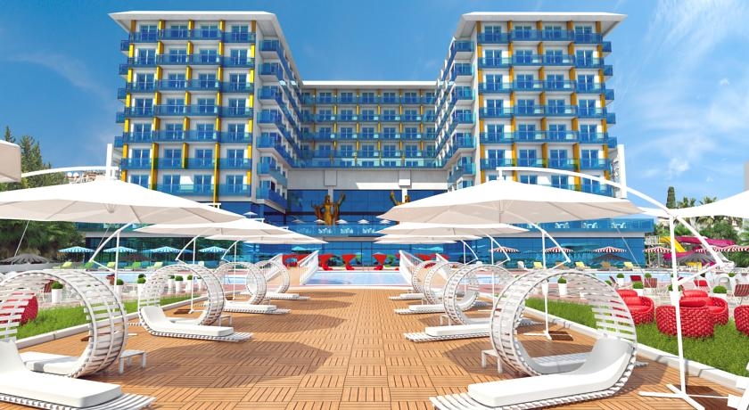 Imagen de la piscina del Hotel Azura Deluxe Resort and Spa. Foto 7