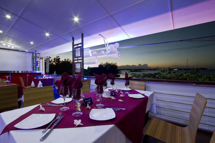 Imagen del bar/restaurante del Hotel Azure Beach Boutique. Foto 2