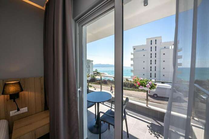 Imagen de la habitación del Hotel Azure Inn. Foto 17