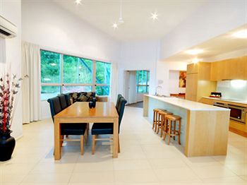 Imagen de los interiores del Hotel Azure Sea Whitsunday Resort. Foto 11