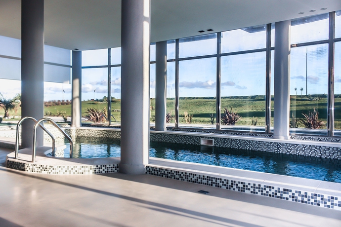 Imagen de la piscina del Hotel Azure Towers. Foto 18