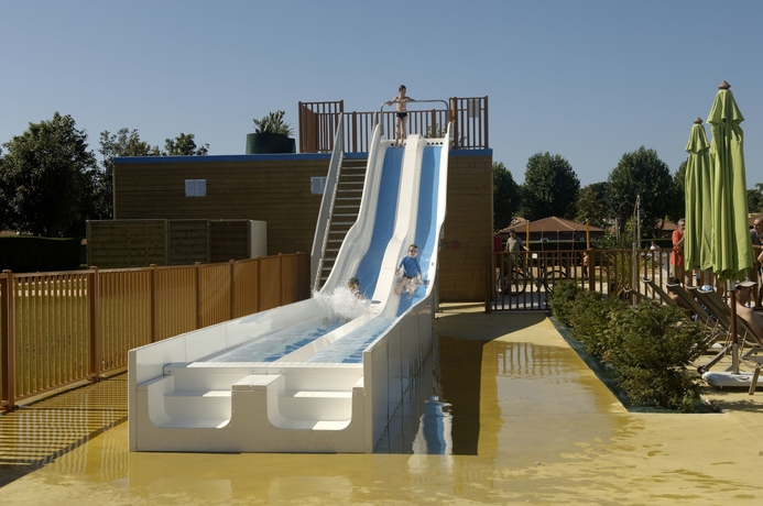 Imagen de la piscina del Hotel Azureva Vend&eacute;e Oc&eacute;an. Foto 12