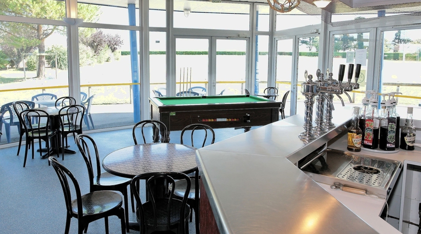 Imagen del bar/restaurante del Hotel Azureva Vend&eacute;e Oc&eacute;an. Foto 3