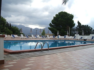 Imagen de la piscina del Hotel Azzolini. Foto 7