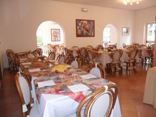 Imagen del bar/restaurante del Hotel Azzurra, Marina Di Pietrasanta. Foto 4