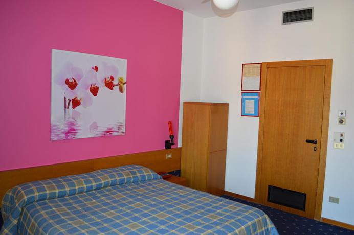 Imagen de la habitación del Hotel Azzurra, Sirmione. Foto 6