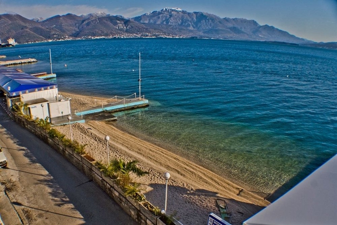 Imagen de los exteriores del Hotel Azzurro, Bijela. Foto 9