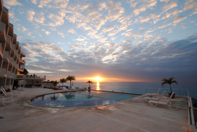 Imagen de la piscina del Hotel B Cozumel. Foto 14