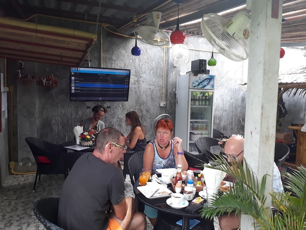 Imagen del bar/restaurante del Hotel B Happy Resort. Foto 2