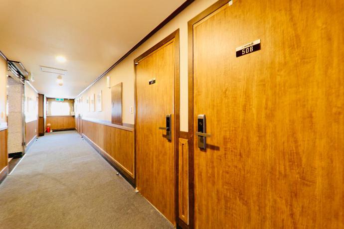 Imagen de los interiores del Hotel B, Jeju. Foto 16