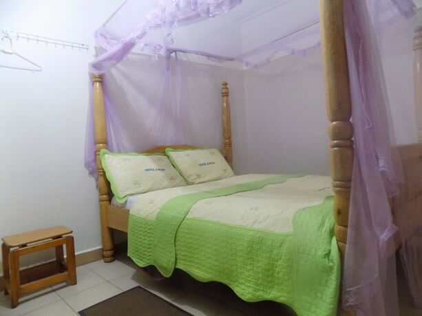 Imagen de la habitación del Hotel B Plus. Foto 16