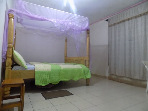 Imagen de la habitación del Hotel B Plus. Foto 17