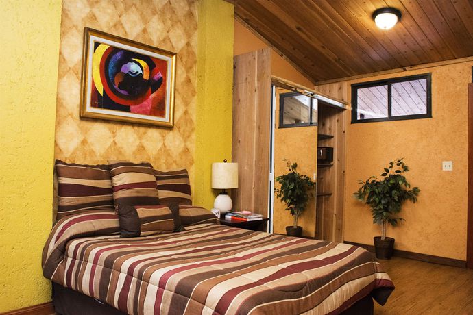 Imagen del bar/restaurante del Hotel B and B Comfy Inn. Foto 4