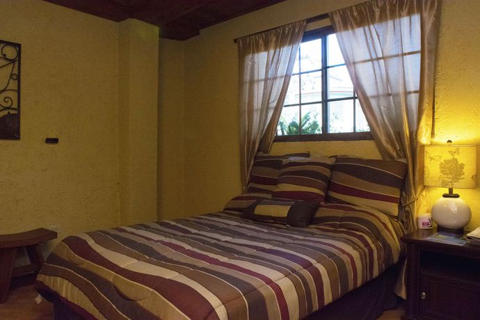 Imagen del bar/restaurante del Hotel B and B Comfy Inn. Foto 5