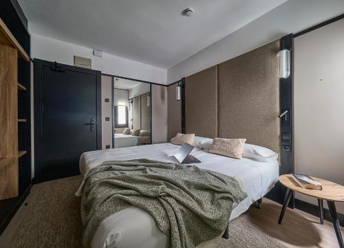 Imagen de la habitación del Hotel B48 Oviedo Ópera. Foto 4