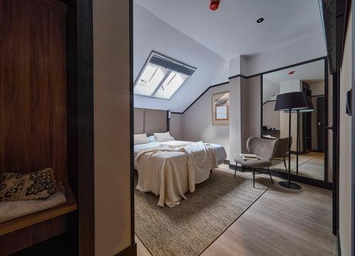 Imagen de la habitación del Hotel B48 Oviedo Ópera. Foto 6