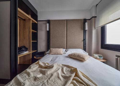 Imagen de la habitación del Hotel B48 Oviedo Ópera. Foto 7